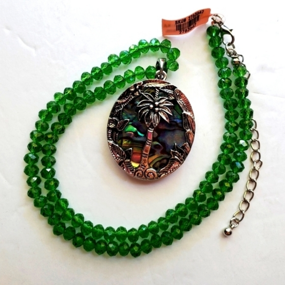New Women's Tropical Shell Look Pendant Green Bead Necklace‎ NWT